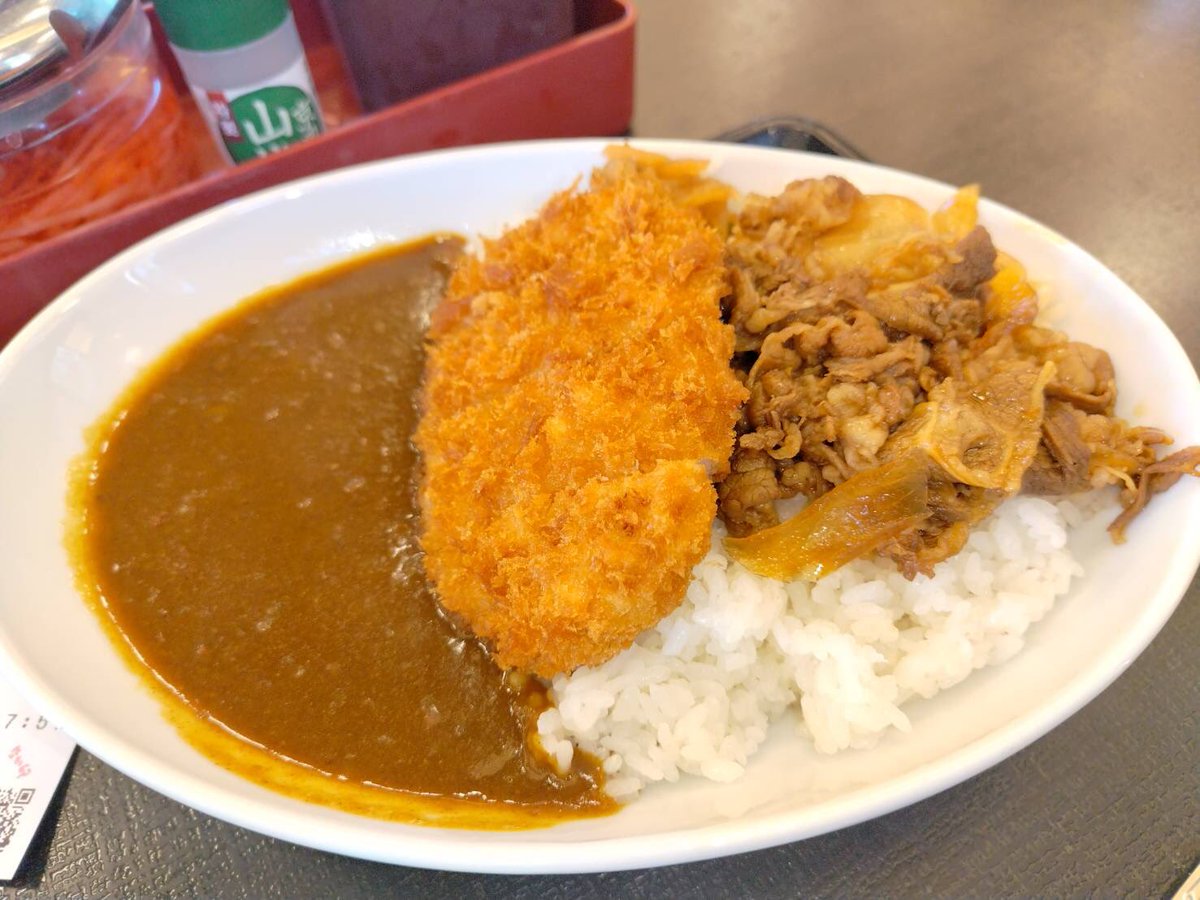 gg580g's tweet photo. 牛丼チェーン店カレー食べ比べ🍛
1️⃣2️⃣
3️⃣4️⃣
１吉野家、牛×牛カルビ黒カレー864円
２松屋、ビーフカレギュウ830円
３なか卯、和風あいがけカツカレー930円
４すき家、肉2倍牛カレー920円 https://t.co/hBTa5SxbHM
