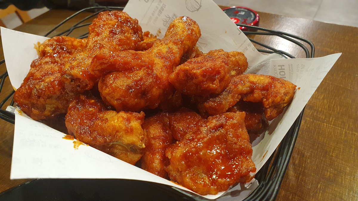 교촌 치킨이 얼마나 맛이 강한지 방귀를 껴도 치킨 맛이다.