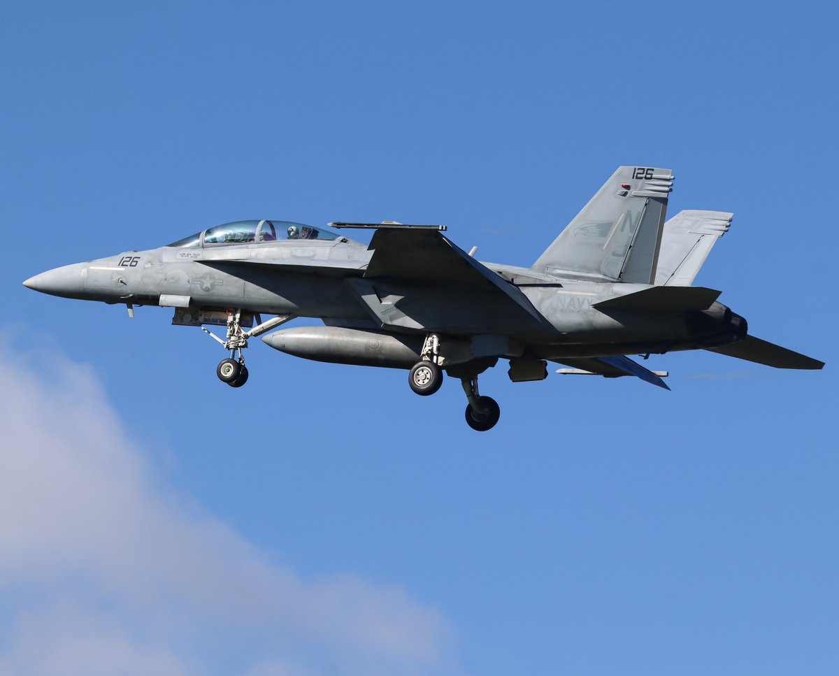 ‘Ship 126’ of VFA-122 (F/A-18F) approaching for NAS Point Mugu earlier this afternoon during some prime midday winter lighting
•
•
📍- NAS Point Mugu | 1/10/23 | #Aviation #F18 #VFA122 #Navy #GoNavy