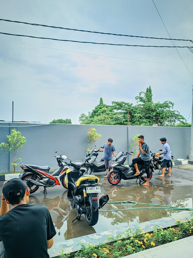 Yanuarripray's tweet photo. lu punya kampus, lu bisa nyuci malangin motor dijalan https://t.co/e6ptoFXzIv