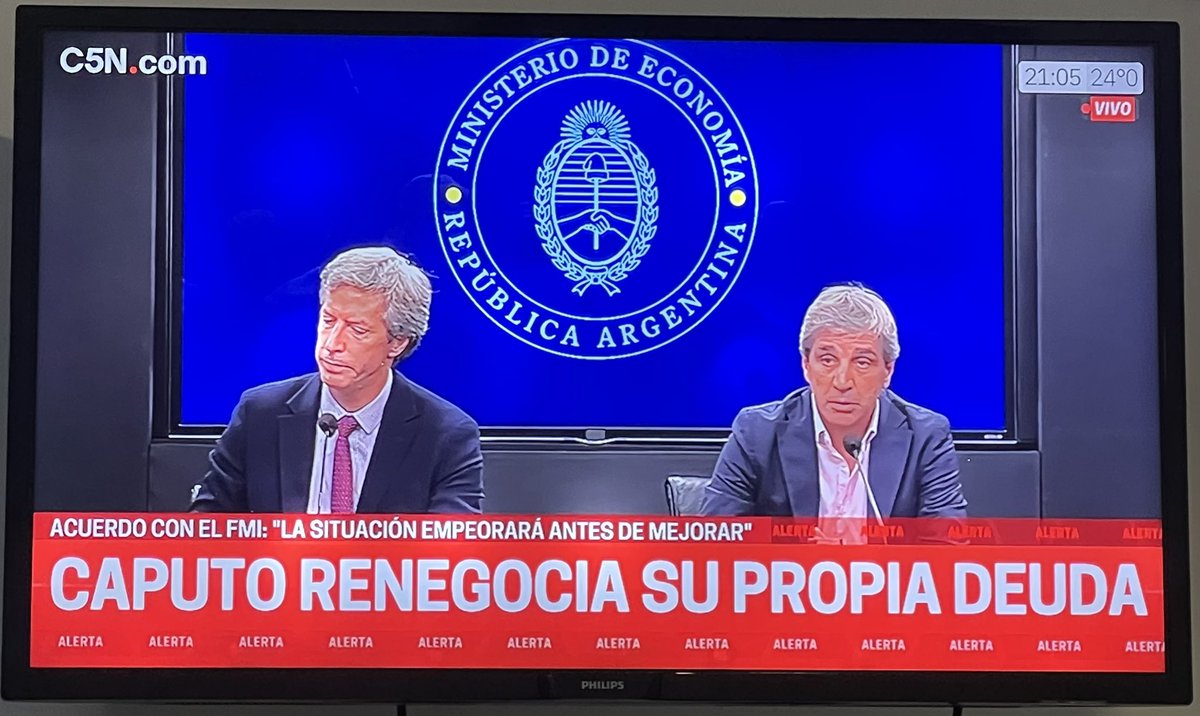 Asenciofernando's tweet photo. Caputo renegocia la deuda que tomó el mismo!! Genios del voto. 

Son impresentables los libertarios y encima aplauden como focas 🦭 🤦🏻‍♂️ https://t.co/93TeWFV7sd