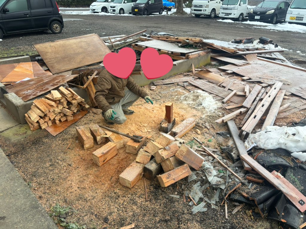 minato972547's tweet photo. 私たちは早朝に別の地域に移動しました。天気はとても寒かったのですが、残念ながら彼は破壊されたRVの木材を燃やして暖をとろうとしていました。 https://t.co/uAqmboG4V3