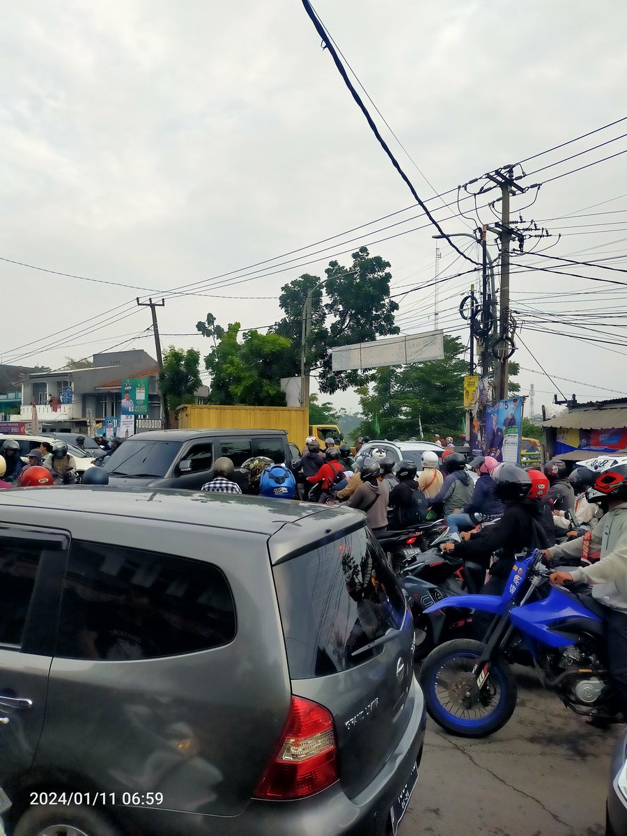 macet parah d bunderan PAMENTASAN TKI akibat truck patah as, pnten d sundul min <a href="/PRFMnews/">Radio PRFM</a>