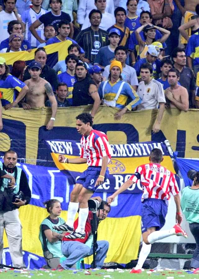 Estadio Jalisco.

La cara de los argentinos al ver celebrar a Omar Bravo.
Esa noche de Libertadores, Chivas le puso un 4-0 espectacular a Boca Juniors