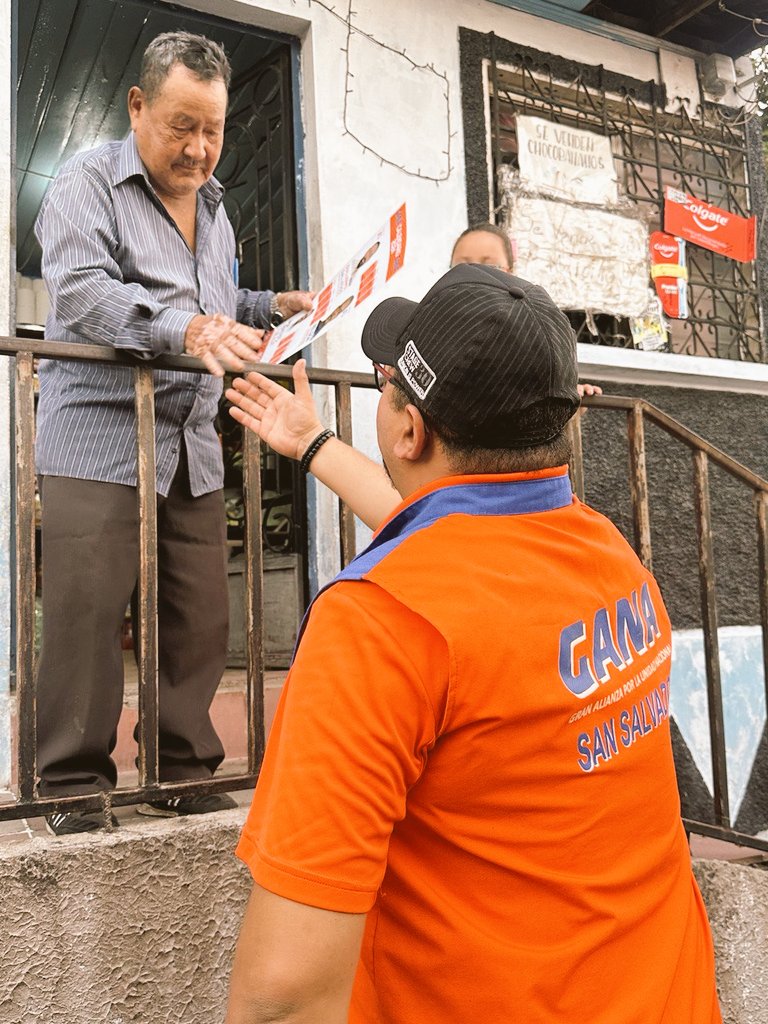 GGallegos24's tweet photo. #TrabajoTerritorial🔶
Está tarde de miércoles nuestro candidato a alcalde por #SanSalvadorCentro, @rafaellazo01, ha llevado junto a parte de su concejo municipal, una jornada de fumigación y visita casa x casa, al Casco Urbano de #SanRamón, está jornada beneficia a más de 200 familias.