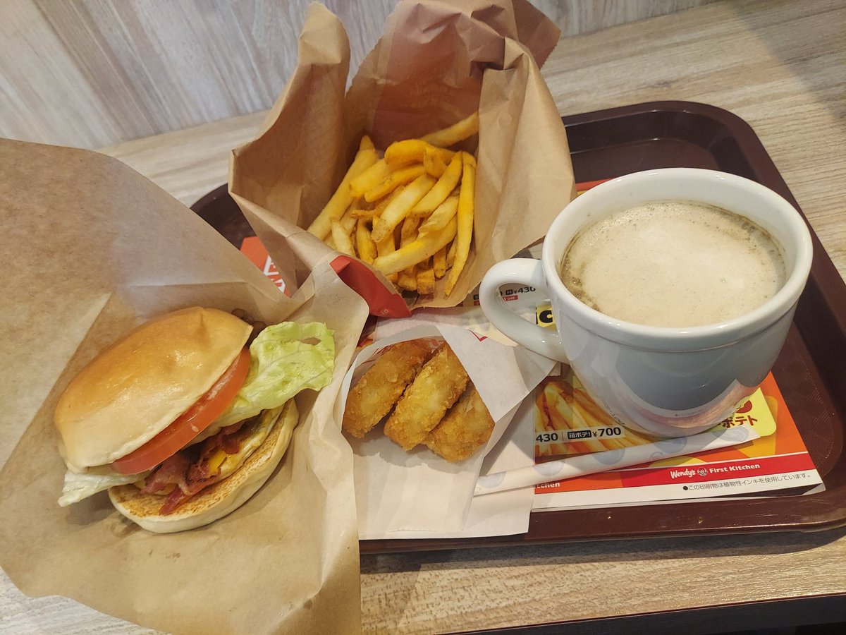 MRTdftZkJm5LJkx's tweet image. ご飯🍚食べたから
休憩するε-(o´ω｀o)

ウェンディーズもーにんぐ🍔☕(＊'ω'＊)
強焙煎ほうじ茶ラテおいしい(⸝⸝⸝´༥`⸝⸝⸝)
チェダーゴーダチーズポテト🍟

#FirstKitchen