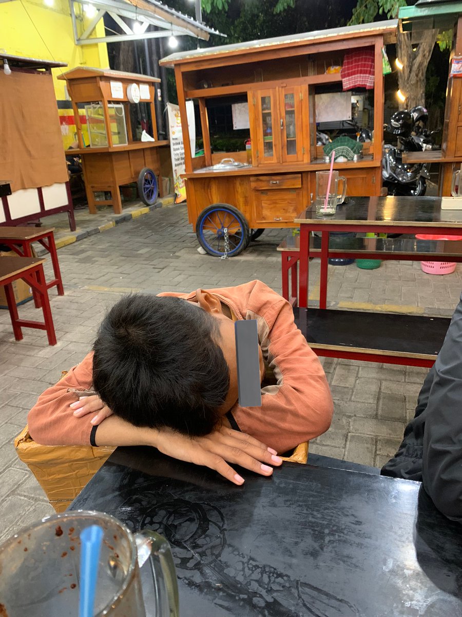 Halo selamat pagi, saya ingin melaporkan atas terjadinya tindakan eksploitasi anak dibawah umur. Kejadian tersebut terjadi pada pukul 01:13 di Warung Titik Kumpul Kopi, Pucang Sewu, Surabaya. <a href="/e100ss/">Radio Suara Surabaya</a> <a href="/BanggaSurabaya/">Bangga Surabaya</a> <a href="/satpolppsby/">Satpol PP Surabaya</a> <a href="/PolrestabesSby/">Humas Polrestabes Surabaya</a> <a href="/komnas_anak/">Komnas Anak</a> @Commandsurabaya