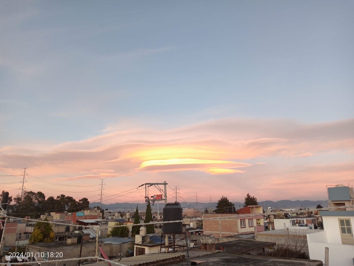 CrofickOficial's tweet photo. ¡Dejen todo y contemplen la nube sorprendente que engalana el cielo esta tarde del 10 de enero de 2024 en el Valle de Toluca! 🌥️✨ ¡Una experiencia celestial que no querrán perderse! #CieloMágico #ValleDeToluca #NaturalezaImpresionante https://t.co/ALECctoWck