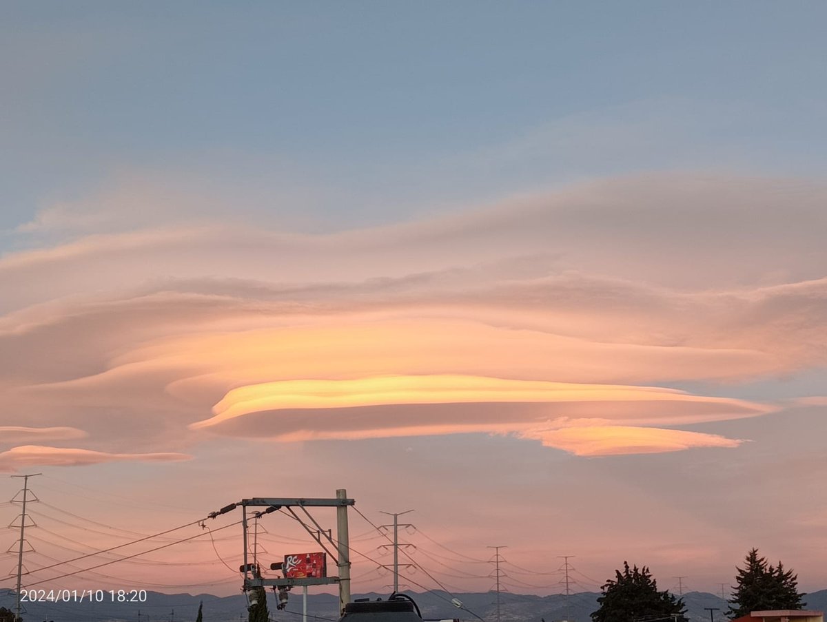 CrofickOficial's tweet photo. ¡Dejen todo y contemplen la nube sorprendente que engalana el cielo esta tarde del 10 de enero de 2024 en el Valle de Toluca! 🌥️✨ ¡Una experiencia celestial que no querrán perderse! #CieloMágico #ValleDeToluca #NaturalezaImpresionante https://t.co/ALECctoWck