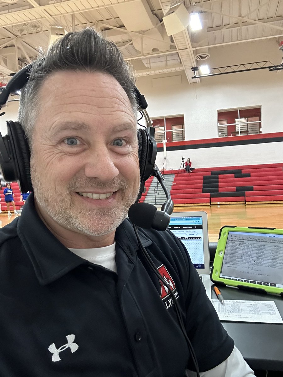 TonyRadarRadio's tweet photo. Weds night hoops!  Play x Play for the Alverno Inferno! 🔥 🎙️ (thanks for the inspiration @ctsbulls #DancingChuck )

Catch the game - https://t.co/GvJ2j6ggwA https://t.co/Fzwkn7XtKx