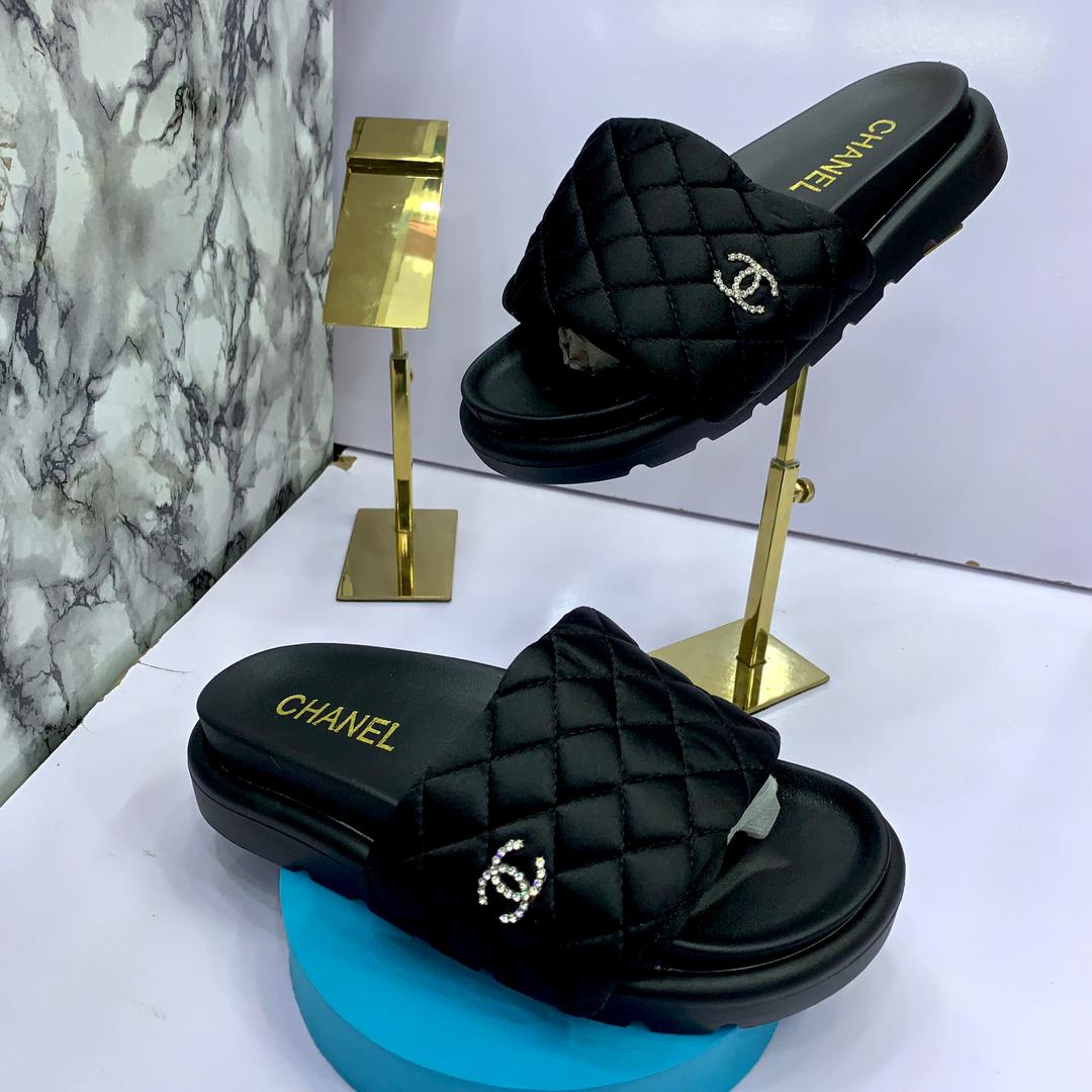 Slides anyone?
Price 30k
#styleblogger #stylefashion #shoeslover