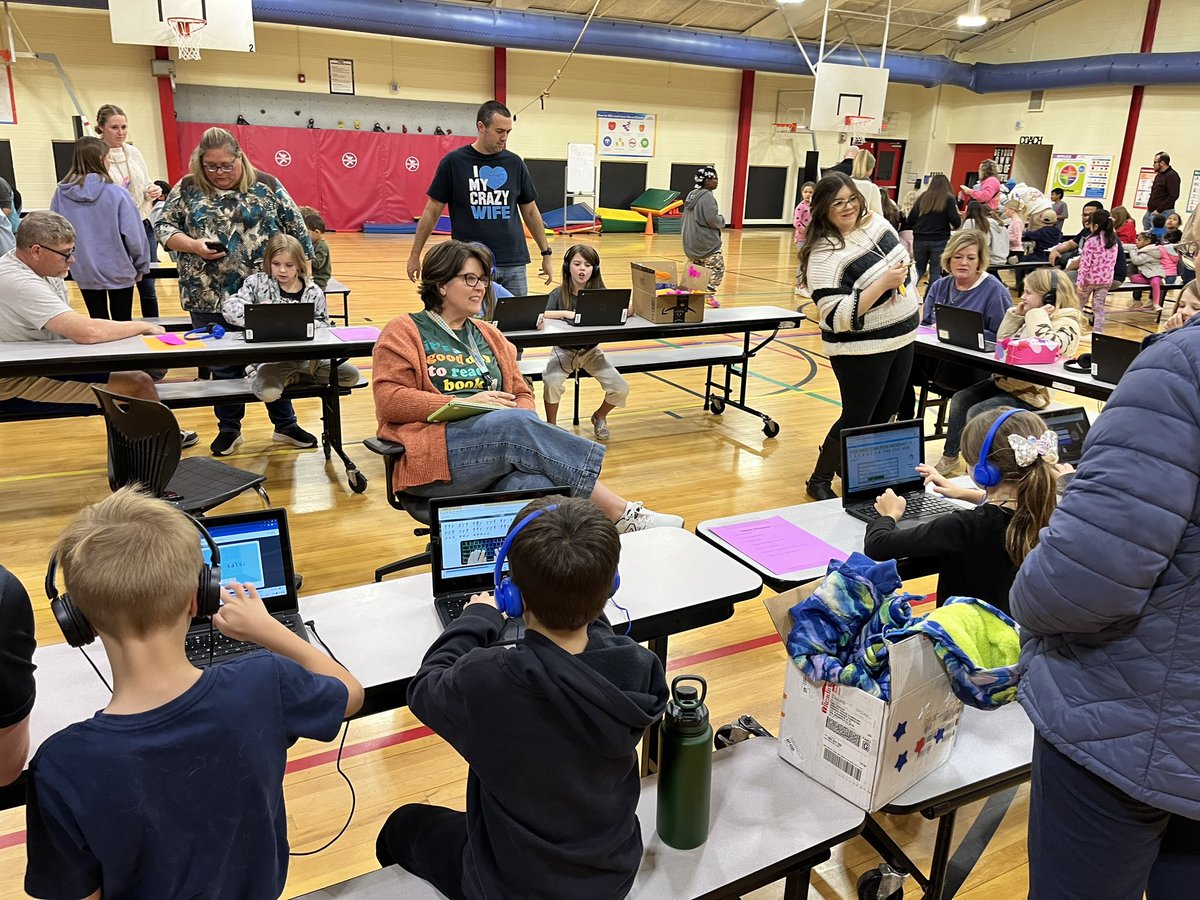 GFESWildcats's tweet photo. Comal Reads Family Night was so fun! There were so many fun activities for our Wildcats &amp; their families!  We had the guess the masked reader, we made squirrel feeders, wrote Haiku poetry, practiced on Typesy, had an art bakery, &amp; so much more! #comalreads @cisdnews https://t.co/h13wH9sH2o