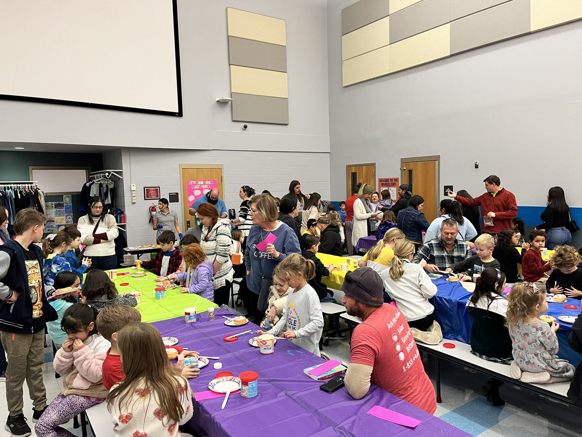 GFESWildcats's tweet photo. Comal Reads Family Night was so fun! There were so many fun activities for our Wildcats &amp; their families!  We had the guess the masked reader, we made squirrel feeders, wrote Haiku poetry, practiced on Typesy, had an art bakery, &amp; so much more! #comalreads @cisdnews https://t.co/h13wH9sH2o