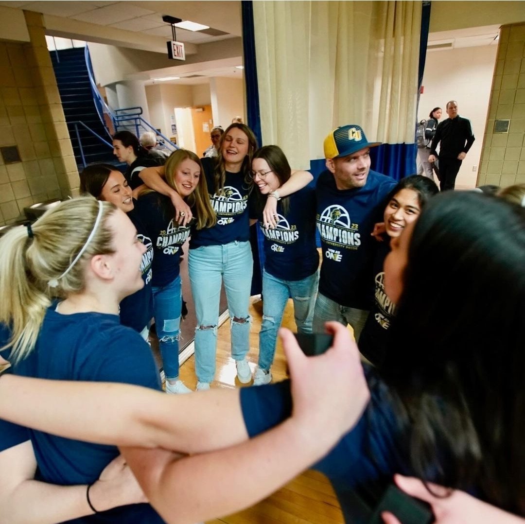 ClarkeWBB's tweet photo. The best celebration with the best people!
#TogetherWeDefine | 🦁 🏀 | #runas1 https://t.co/Bg8Msn3284