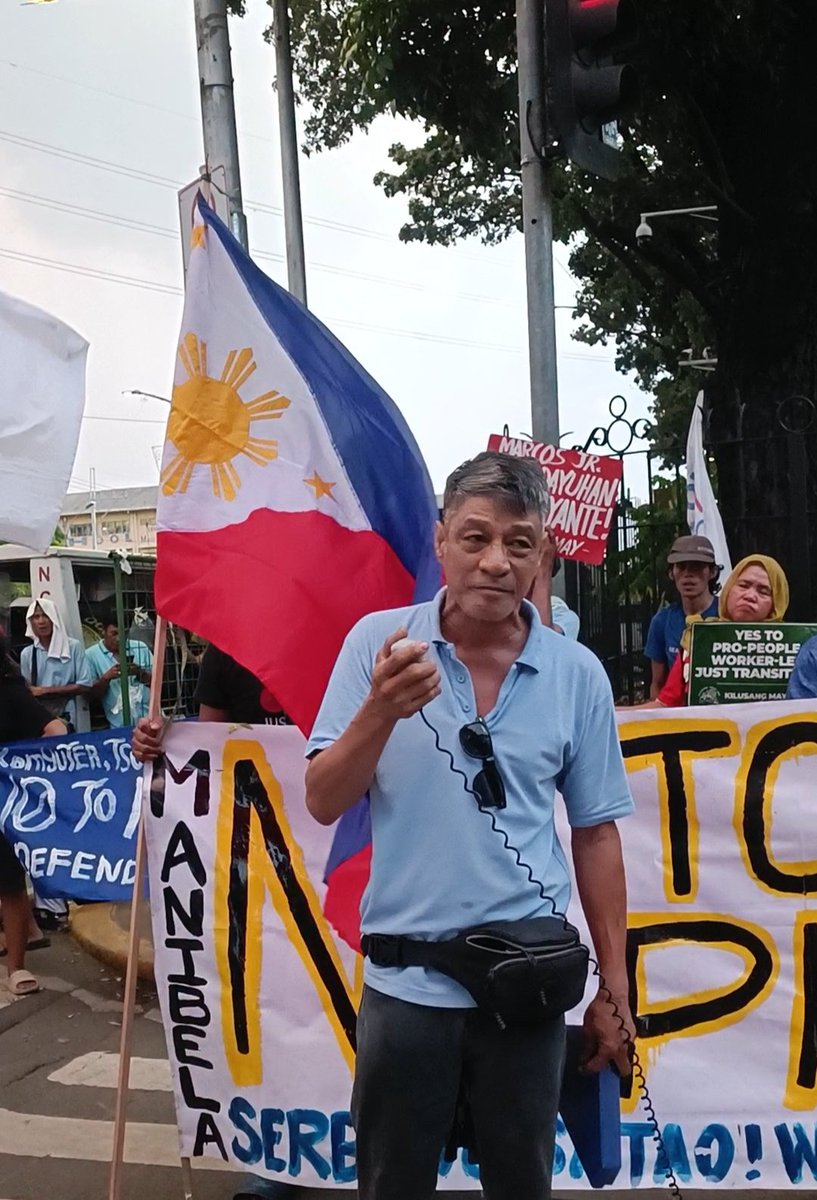 Bakit may bandila ng Pilipinas sa protest kahapon? 🇵🇭

Siya ay si Tatay Garcia, isang operator na nag-iisang pumunta kahapon sa pagkilos. Siya ay anak ng isang beterano noong WW2 na orihinal na may-ari ng bandilang ito at bitbit sa panahon ng digma.

1/5