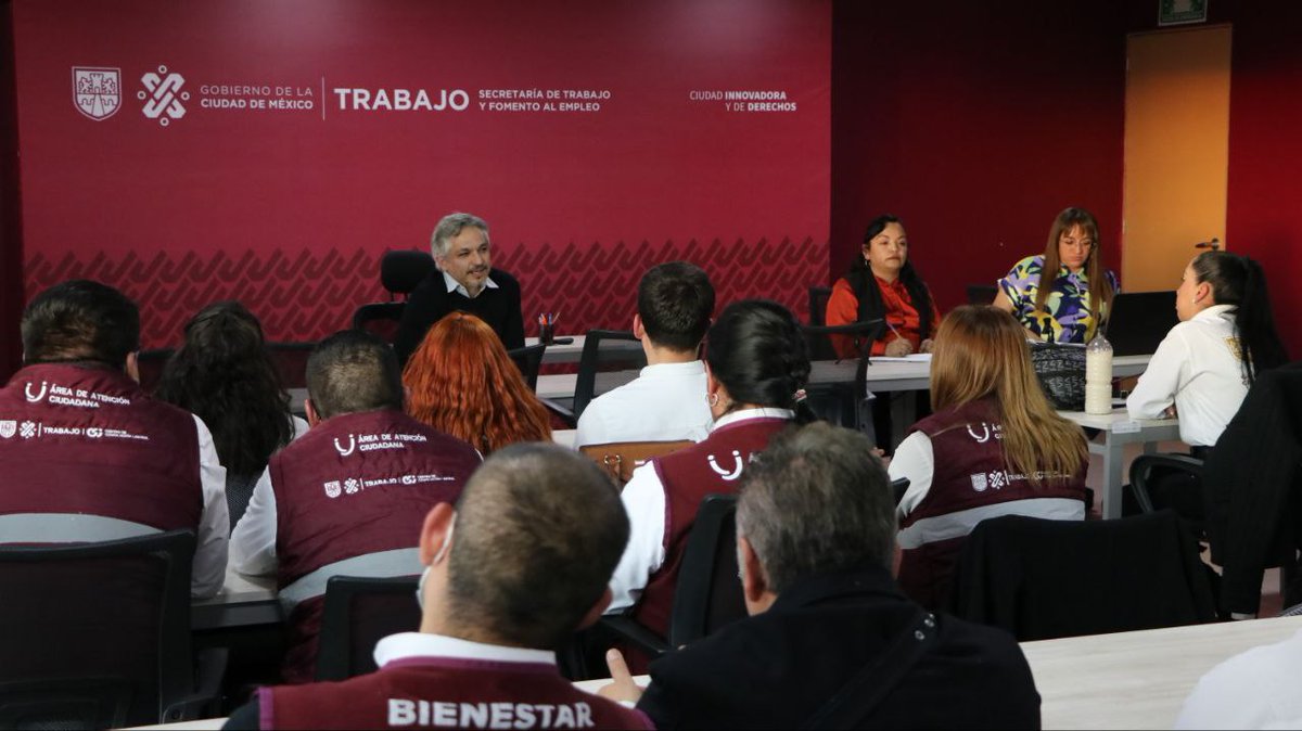 Luis_diazdeleon's tweet photo. Hoy nos reunimos con las personas conciliadoras del @CCLCDMX con el objetivo de sumar esfuerzos para mejorar la atención en favor de las personas trabajadoras de la Ciudad de México 
#TrabajoEnLaCiudad #JusticiaLaboral 
@GobCDMX @TrabajoCDMX @CedYan07 https://t.co/yP2d9Qkkmd