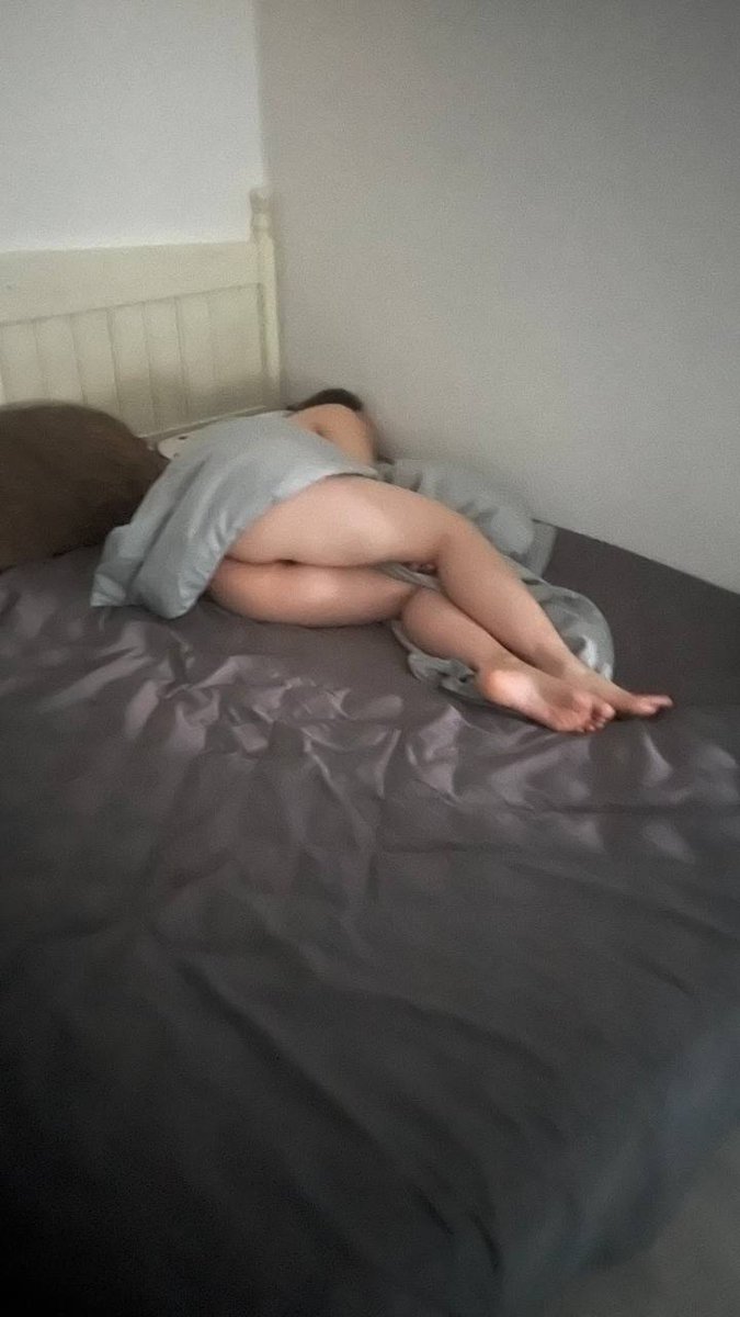 ABCerdeni's tweet photo. 离婚7年了，昨晚我们组老师们聚餐喝多了被同事送回家，他把我强上了。感觉我心里一直的防线破了，他早上走了发给我这张照片，心里真是很复杂 https://t.co/1BKZgD43Tq