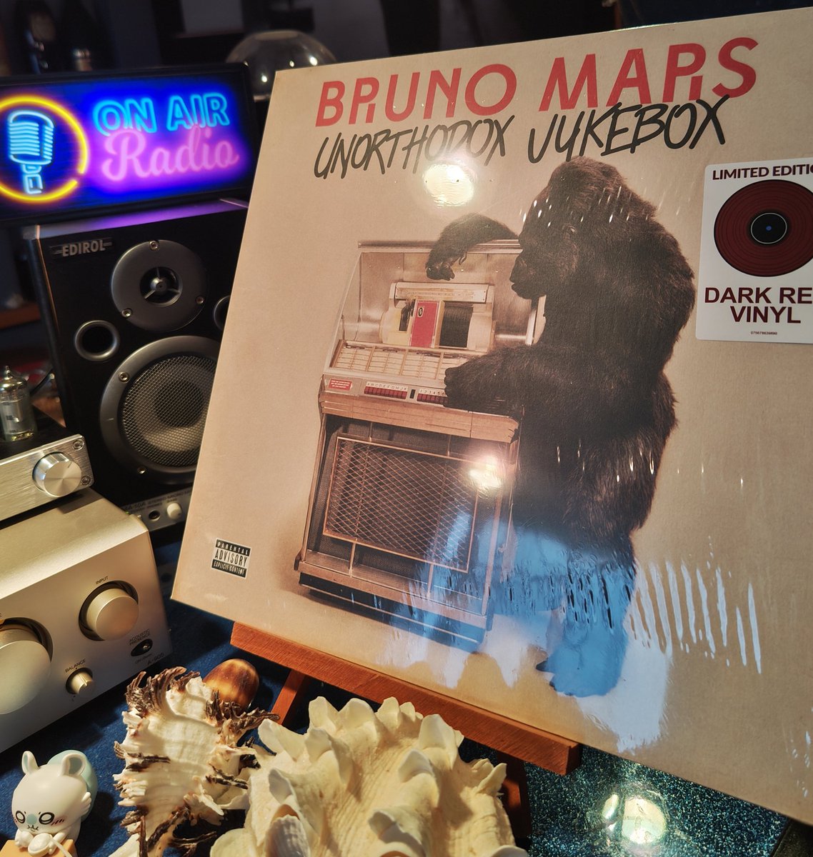 bobbylikesfish's tweet photo. 今日はブルーノ・マーズ来日公演って事で、unorthodox jukebox のアナログ盤を聴いてる…
ライブ冒頭定番の moonshine や、アゲアゲ曲のtreasure、 locked out of heaven 等を収録…
#洋楽
#レコード
#ブルーノ・マーズ
#BrunoMars 
#unorthodoxjukebox
#vinyl https://t.co/ARjjBKTvK1