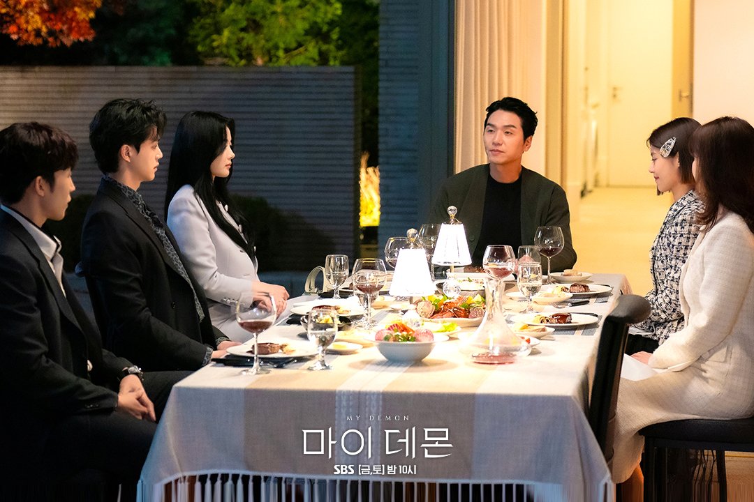 SBSNOW's tweet photo. 한자리에 모인 미래 그룹?!
숨 막히는 분위기 속 만찬 포착📸

SBS 금토드라마 <마이 데몬>
☞ [금] 밤 10시 · [토] 밤 9시 50분

Copyright Ⓒ SBS. All rights reserved.
무단 전재, 재배포 및 AI학습 이용 금지

#SBS금토드라마 #마이데몬
#MyDemon #마이데몬스틸 #스틸
#김유정 #도도희 #송강 #정구원
#이상이 #김태훈 #조연희 #이윤지
#KimYoujung #SongKang