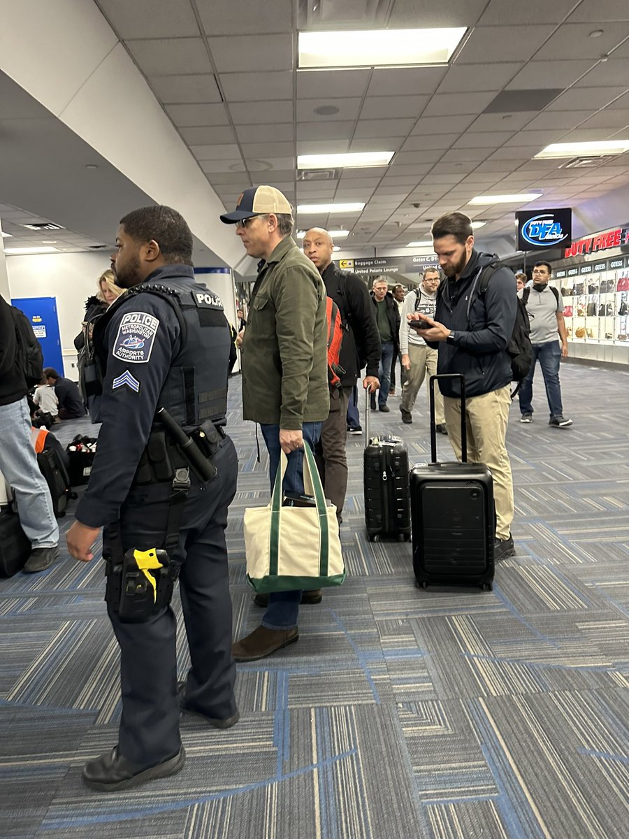 Kermit_Progress's tweet photo. Life Of A Wandering Vagabond ...
Surrounded By Police And His Secret Service, #HunterBiden Flies Back To LA On A Commercial Flight After His 15 Minutes Of MOCKERY Making An Entrance At His Own Hearing On Capitol Hill Today As A Spectator
20 Minutes Later, He Gets Up And Leaves https://t.co/ZnhmoFfBNf