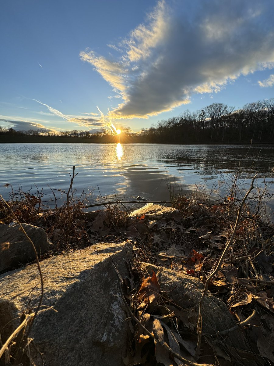 DianeWillen's tweet photo. Sunset on a Wednesday after yesterday’s rain…@fairfaxparks 
#royallake  #fairfax 
Love these days but ordering up some snow for next week @capitalweather https://t.co/FxlKo4Tm74
