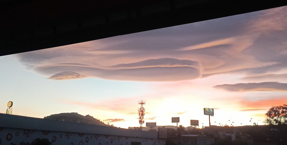 ricceron's tweet photo. Nube con forma de nave https://t.co/pEuvVWfgg1