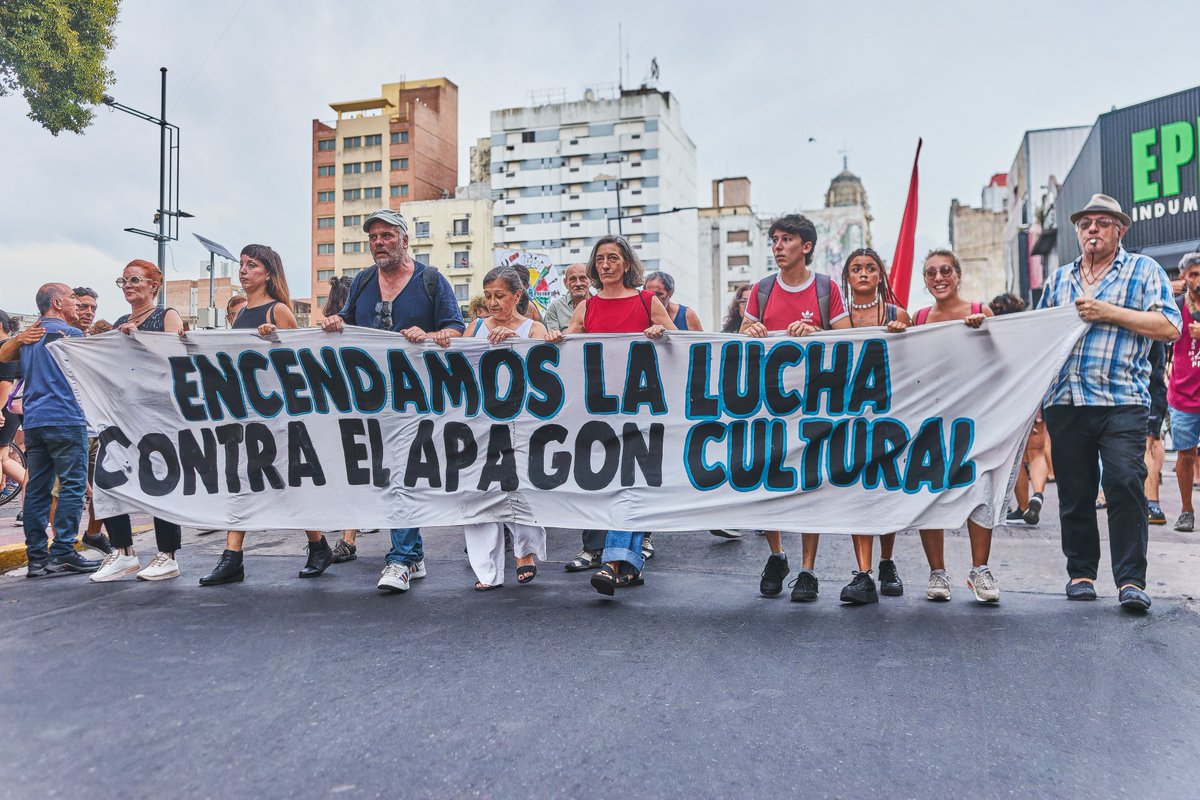 🚨 LA CULTURA NO SE APAGA 📚🎭

A nivel nacional, este miércoles hubo un masivo cacerolazo cultural que en Rosario se hizo escuchar con una movilización desde la plaza Montenegro hasta la plaza de las Madres, la 25 de Mayo 👇

#NoalDNU
#NoalaLeyOmnibus