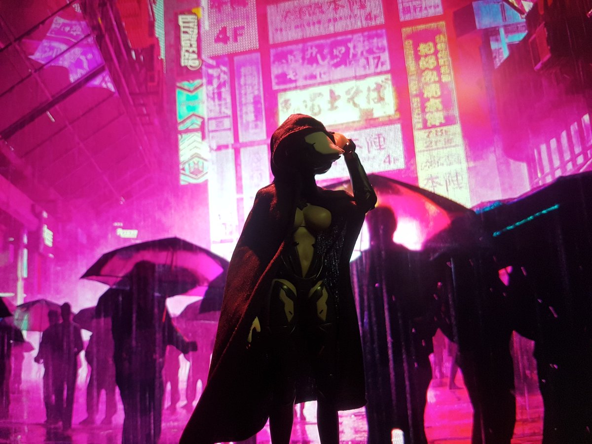 TheLocalBard's tweet image. The last pic feels like she&apos;s imitating Batman.

#SnailShellStudio #SnailShellAssassin #Assassin #ToyPhotography @wozhike