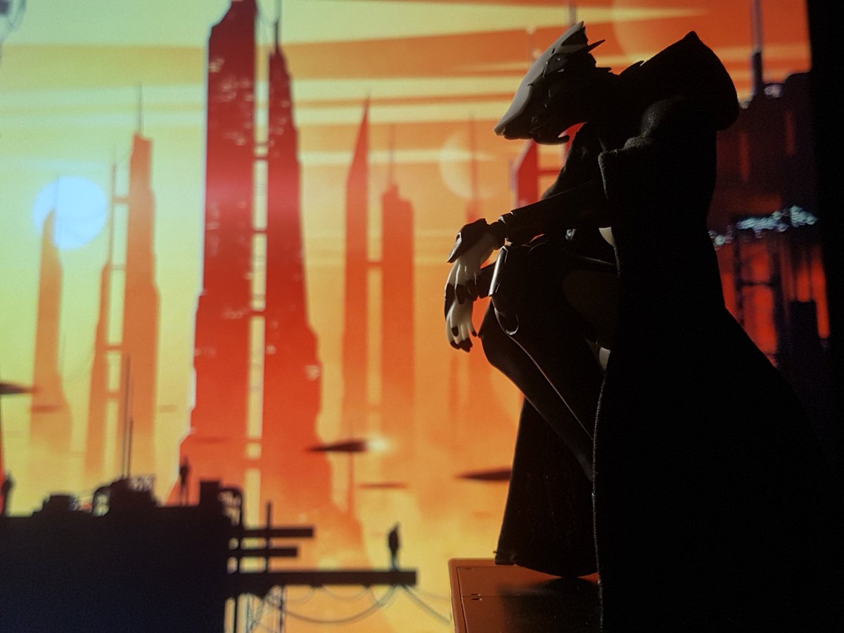 TheLocalBard's tweet image. The last pic feels like she&apos;s imitating Batman.

#SnailShellStudio #SnailShellAssassin #Assassin #ToyPhotography @wozhike