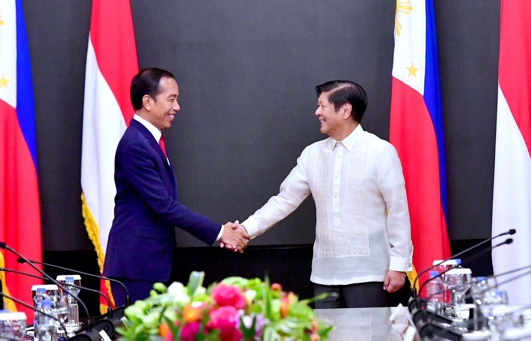 JhonSitorus_18's tweet photo. Memilih Marcos Bongbong daripada PDI Perjuangan, sepenting apa anak diktator Ferdinand Marcos itu bagi Jokowi?

Jagat maya dan nyata Indonesia cukup heboh tanpa kehadiran Jokowi di ulangtahun PDI Perjuangan, partai yang melahirkan dan membesarkan namanya dari tidak dikenal siapa-siapa hingga jadi RI 1

Bayangkan, dihari yang sama kala PDI Perjuangan menyanyikan Mars PDIP yang syahdu dan bikin merinding itu, Jokowi malah tertawa dengan anak presiden TERKORUP dalam sejarah dunia, Ferdinand Marcos. Dia 11 12 dengan Soeharto, yang juga mendapat predikat TERKORUP setelah Marcos

Dalihnya sih menjalin hubungan diplomatik antara kedua negara dan pertemuan ini sudah dijadwalkan jauh2 hari

Well, pertemuan dengan Marcos Bongbong benar sudah dijadwalkan jauh2 hari, tapi jadwal dan tanggal ultah PDIP tentu sudah ada jauh sebelum Jokowi jadi Presiden dan kunjungan ke Filipina dijadwalkan

Ini sekaligus menjadi pertama kalinya Jokowi tidak menghadiri ulangtahun PDI Perjuangan semasa  karir politiknya, pas dimasa terakhir menjelang pensiun sebagai Presiden, setelah PDI Perjuangan memberi segalanya untuk Jokowi

Saya tidak ingin terlalu dalam membahas itu, karena yang namanya kepentingan pasti bisa membelokkan hati nurani bahkan dgn cara yang SADIS

Memilih bertemu Marcos Bongbong dihari ulang tahun PDI Perjuangan tentu bukan sekadar pertemuan diplomatik. Ada hal yang diperjuangkan demi kesinambungan kekuasaan dan anak kandung yang sedang Nyawapres sebagaimana Marcos Bongbong melanjutkan kampanye membohongi publik bahwa era Ferdinand Marcos "begitu jaya." Ya, mirip2 Golkar yang menghidupkan mayat Soeharto belakangan ini "piyer kabare? Penak jamanku to?"

Yang perlu kita ketahui adalah, Pilpres Filipina 2022 memiliki kemiripan dengan Pilpres Indonesia 2024. Marcos Bongbong, anak diktator Filipina yang berkuasa selama 21 tahun dengan segala tindak korupsi besar-besaran, pelanggaran HAM dan krisis ekonomi yang melanda Filipina maju sebagai Capres. Uniknya, Cawapresnya adalah puteri presiden petahana Rodrigo Duterte, Sara Duterte

Kondisi yang sama di Indonesia, Prabowo menantu presiden KORUP dan DIKTATOR  "Soeharto" mengambil anak petahana Jokowi, Gibran Rakabumingraka sebagai Cawapresnya. Baik Sara maupun Gibran adalah sama2 Walikota sebelum jadi Cawapres

Tak hanya memiliki kesamaan latar belakang. Metode kampanye juga sama. Marcos Bongbong sukses menang di Filipina berkat Influencer dan Buzzer Media Sosial yang dibayar untuk membodohi publik dari masa lalu ayah Bongbong yang KELAM dan penuh dengan DARAH. Mereka dituntut untuk memainkan emosi anak muda demi meraih simpati lewat joget2, kampanye lucu2 dan nangis2

Pun begitu dengan Prabowo Gibran. Mereka mengoptimalkan kampanye media sosial dengan tagline gemoy, joget2 dan menangisi kekalahan dipanggung debat

Mereka paham, anak muda lebih tertarik dengan joget2 "alay" daripada bicara program dan visi misi. Makanya program yang ditawarkan juga mirip, makan gratis dan susu gratis, tidak lebih dari itu

Marcos Bombong juga menggunakan aparat dengan kekuatan penuh untuk menggiring opini, mengintimidasi warga hingga manipulasi lembaga survey utk mempengaruhi opini publik

Cara ini persis sedang terjadi di Indonesia. Dari latar belakang hingga metode kampanye, semua mirip. Maka kedatangan Jokowi ke Filipina bisa saja negosiasi berkedok diplomasi bilateral demi memastikan nasib sang pangeran dan menantu Diktator

Apalagi Jokowi sedang PUSING, maklum Prabowo tak perform dipanggung debat, selalu DIKANGKANGI oleh Ganjar & Anies

Walau belakangan ini, rakyat Filipina MUAK dengan Marcos Bongbong. Influencer banyak yang minta maaf karena telah MEMBOHONGI publik. Anak2 muda mulai sadar bahwa Presiden mereka anak seorang DIKTATOR KEJAM

Ya, namanya penyesalan, selalu datang terlambat. Tinggal kita saja, mau tidak mengambil pelajaran dari contoh yang gamblang ini? Mau membawa kita terjerumus seperti Filipina? Mau kembali ke era ORDE BARU?

Btw, Soeharto dan Ferdinand Marcos itu teman baik lho hehehe