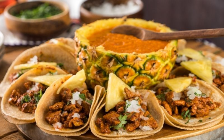 ArmyChic1128's tweet photo. Tacos are currently known as meat burgers with a shell made from cornmeal and a filling containing many types of meat such as beef, pork, chicken and even fish. The cake is served with salad, onions, and coriander.

There are many types of tacos that are popular in Mexico such as grilled beef head tacos, tacos de cazo, tacos sudados... These attractive cakes are included in Mexican people's after-dinner snacks and are sold at many chains. fast food system.