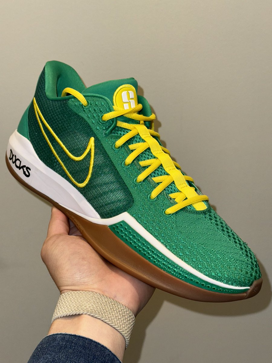 New custom kicks came in today. Nike ID <a href="/sabrina_i20/">Sabrina Ionescu</a>'s in <a href="/GoDucks/">GoDucks</a> colorway and ofc the 'SCO DUCKS' with the cute duck emblem on the heels 🤌🏽🦆🔥

Can't wait to hit 4 points, 2 rebounds and 1 assist in my rec league ⛹🏻️

#GoDucks
