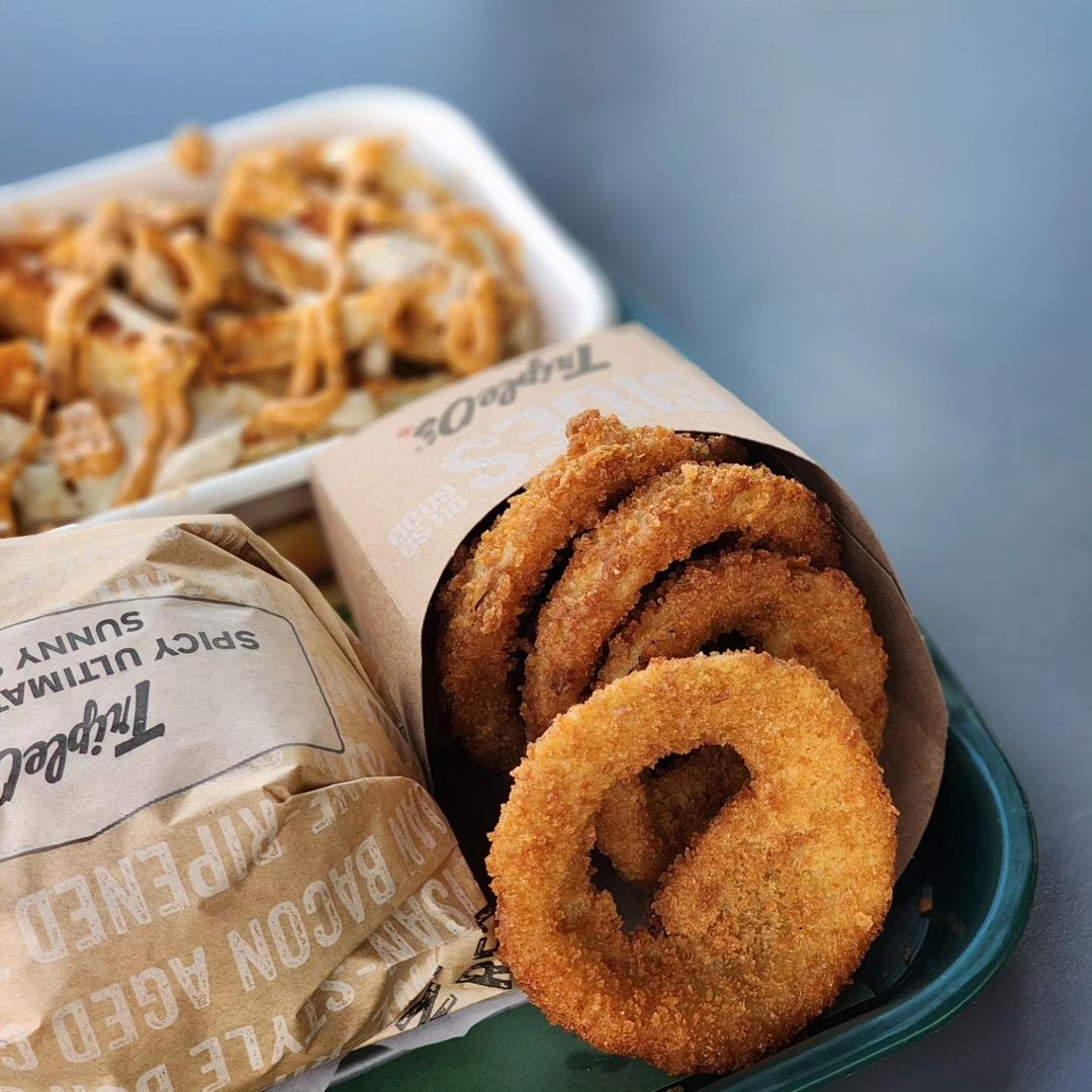 TripleOs's tweet photo. The camera eats first! π
What's your fave Triple O's combo? ππ₯€π Share yours in the repliesπ
π€³: IG @tankfoodie
#TripleOs #ATasteLikeNoOther #TreatYourself #Cravings #YVREats #YVRFoodie #PickleLovers #Milkshakes #FriesForDays https://t.co/5vPumPEZWD