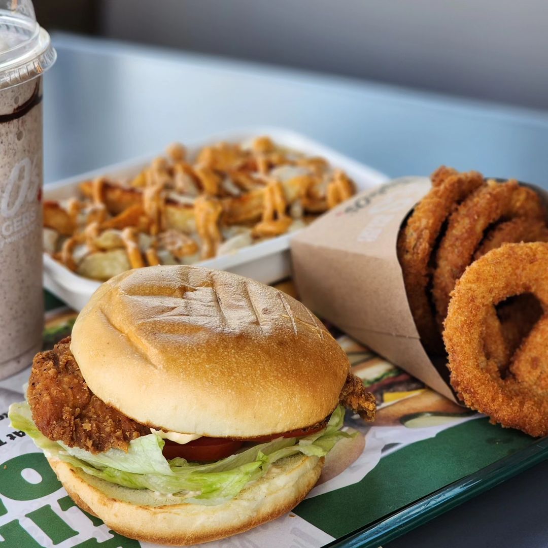 TripleOs's tweet photo. The camera eats first! π
What's your fave Triple O's combo? ππ₯€π Share yours in the repliesπ
π€³: IG @tankfoodie
#TripleOs #ATasteLikeNoOther #TreatYourself #Cravings #YVREats #YVRFoodie #PickleLovers #Milkshakes #FriesForDays https://t.co/5vPumPEZWD