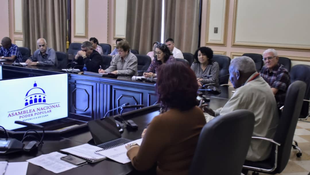 BetsyDazVelzqu2's tweet photo. Hoy recibimos la notificación del presidente de @AsambleaCuba Esteban Lazo, el acuerdo X-59 de la Asamblea Nacional del #PoderPopular, que aprobó la rendición de cuenta del @MincinCuba ante la @AsambleaCuba

#RendiciónDeCuentaMINCIN #ComercioDelPueblo https://t.co/8Rj449vTRM