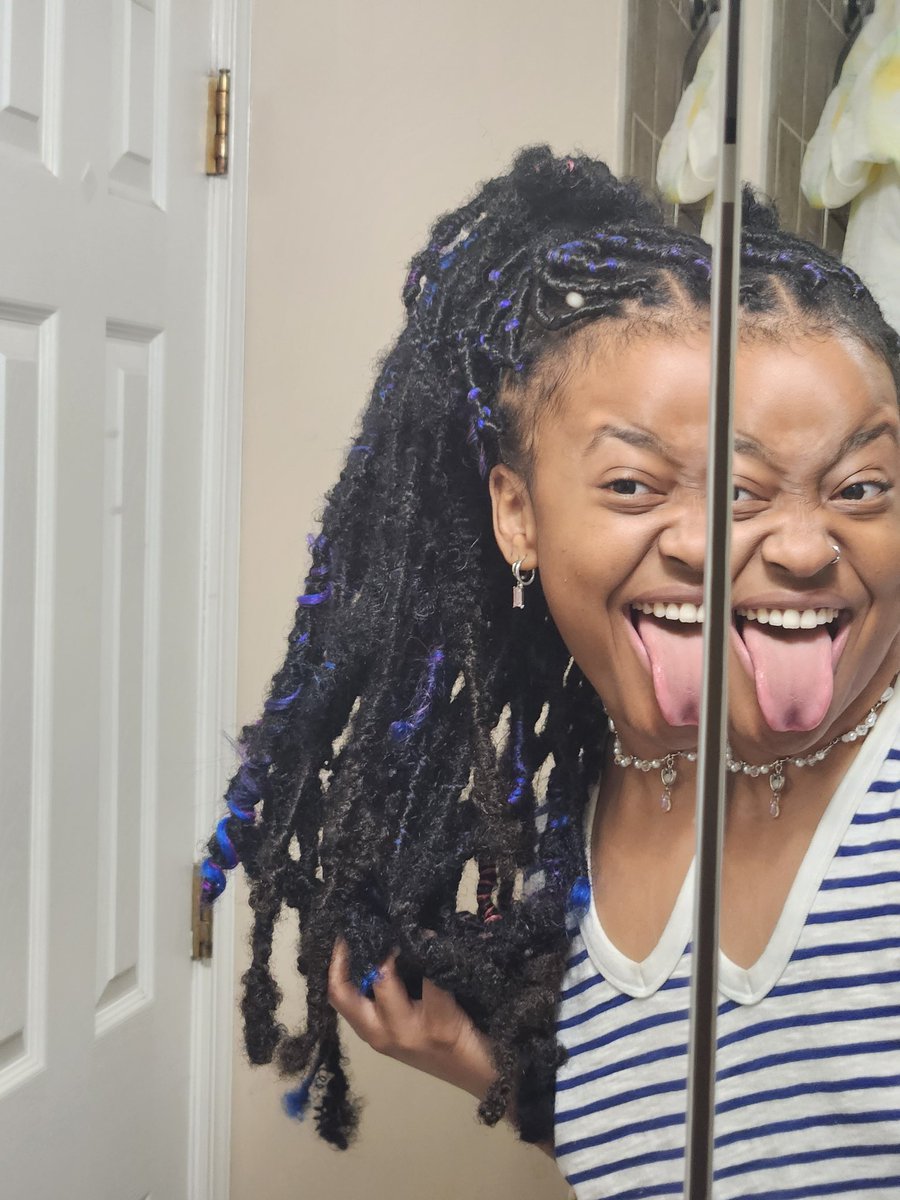BlackRainbow109's tweet image. This legit took 2 days 🥹 RIP to my fingers. but I loooooooove it so much 💙💜🩷 #softlocs #butterflylocs