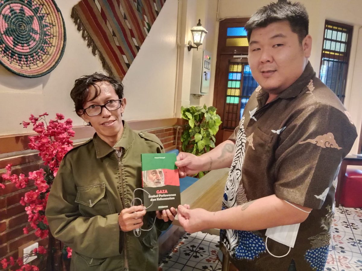 LexWu_13's tweet photo. Palestina di tindas karena gk punya kekuatan militer? palestina lemah?
@prabowo sy ksh buku ini mau? Biar anda paham. 
Vatikan gk punya kekuatan militer, tp ada yg berani tindas gk?! 
Analogi bukan kekuatan militer pak! Palestina gk lemah dan gk pernah lemah.. mereka dilemahkan! Oleh sistem Kampret. Yang di Mana PBB sampai skrg diam! Terjadi Genosida, pelanggaran HAM berat. Yang berani nuntut mereka di Den Haag hanya Afrika Selatan.