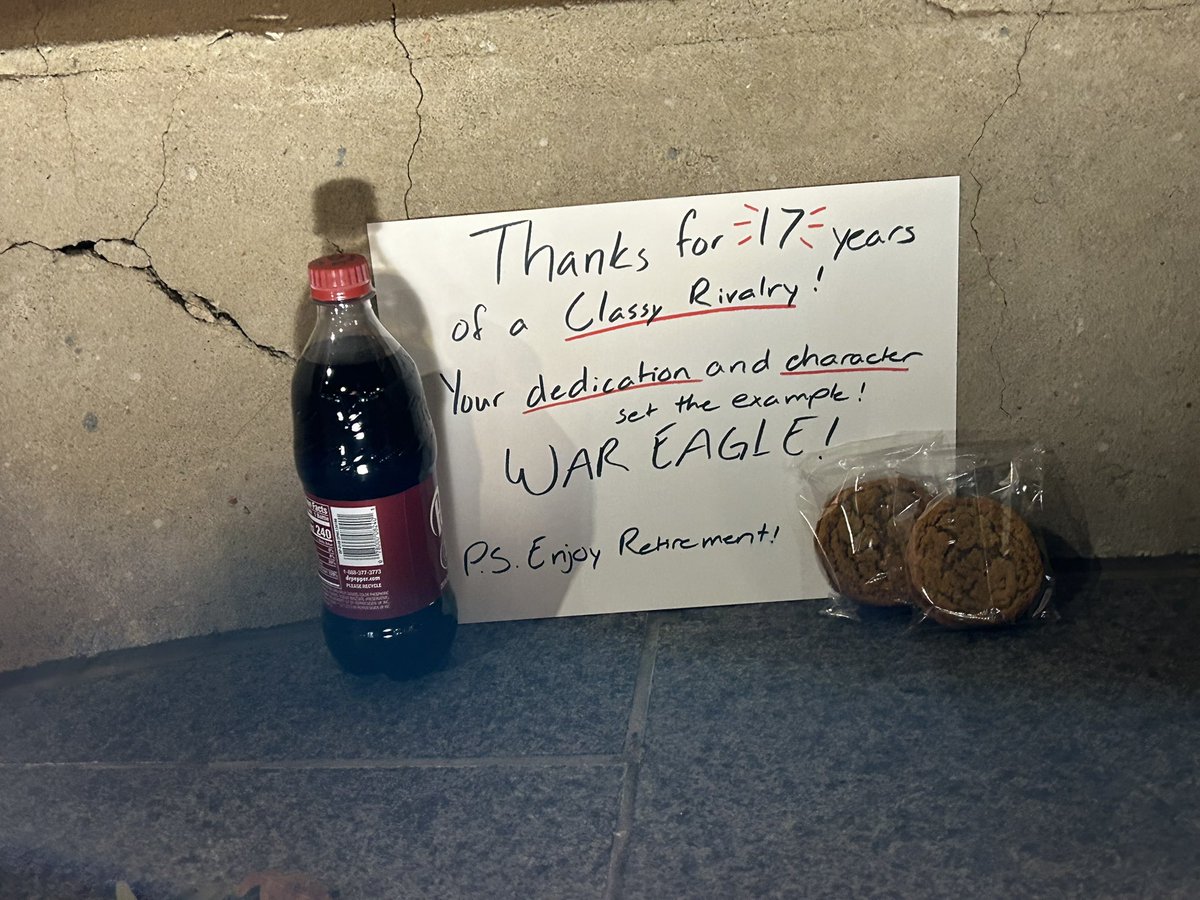 austinpratt_tv's tweet image. Pictures from Toomer’s Corner in Auburn following the news of Alabama coach Nick Saban retiring.
@abc3340