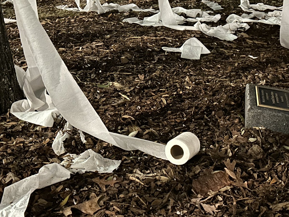 austinpratt_tv's tweet image. Pictures from Toomer’s Corner in Auburn following the news of Alabama coach Nick Saban retiring.
@abc3340