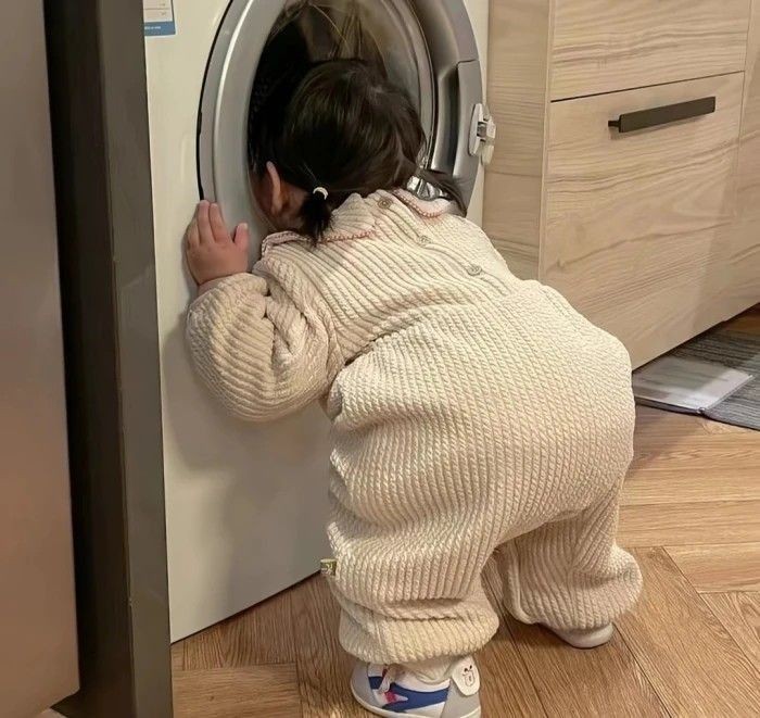 um minuto sem supervisão e ela foge engatinhando e se apoiando nas coisas quando ela finalmente estiver andando o cuidado vai ter que ser redobrado