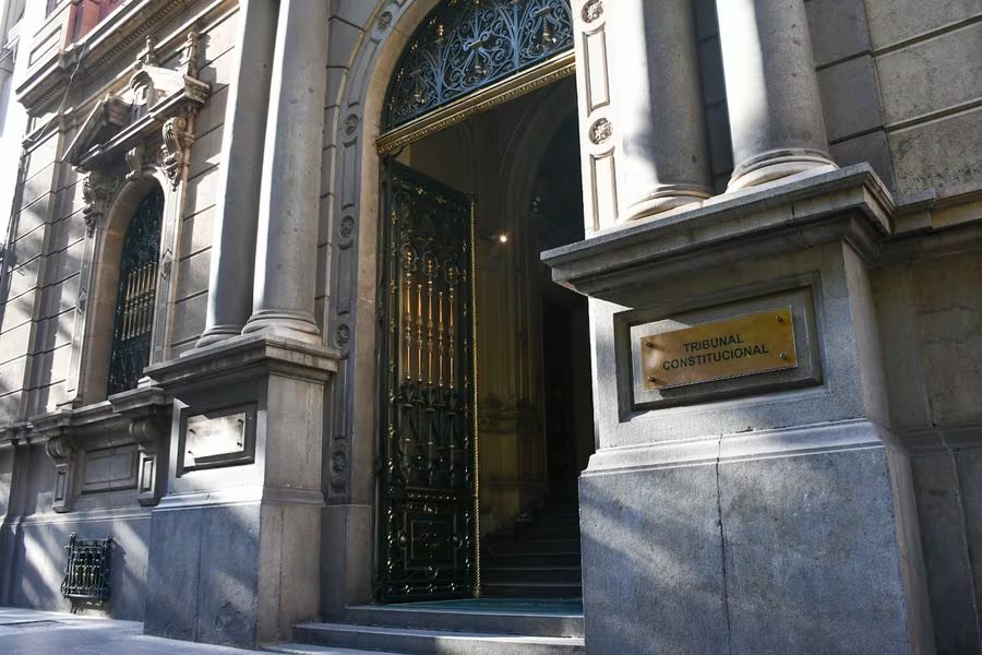 latercera's tweet photo. 🔴 Senado ratifica nombramiento de cuatro nuevos ministros para el TC https://t.co/ma4Z0EHh8r https://t.co/jtYs8V5OsI