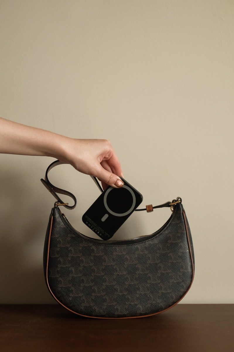 Simply pack it and power up⚡️✨

#daily #essential #magsafe #wirelesscharger #iphone #apple #bag #celine #prelude #photography #fyp