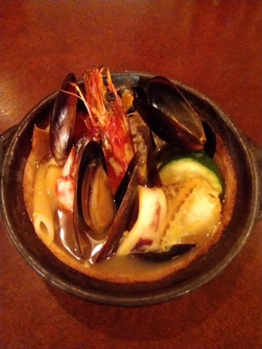 francesakaba's tweet photo. パ·マルです。
フレンチひとり鍋シリーズ第二弾！
ブイヤベース風魚介のお鍋です。海老、ホタテ、鱈、イカ、ムール貝の入った熱々土鍋料理です。
仕上げにリゾットも出来ますよ、ご賞味下さい。
引き続きポトフもご用意しています。 https://t.co/4LMZtHPsil
