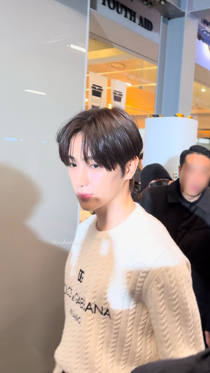 yohatuhae's tweet photo. 2401111 ICN 출국 #현재

레전드 폰카 https://t.co/QsgV1HkUmC
