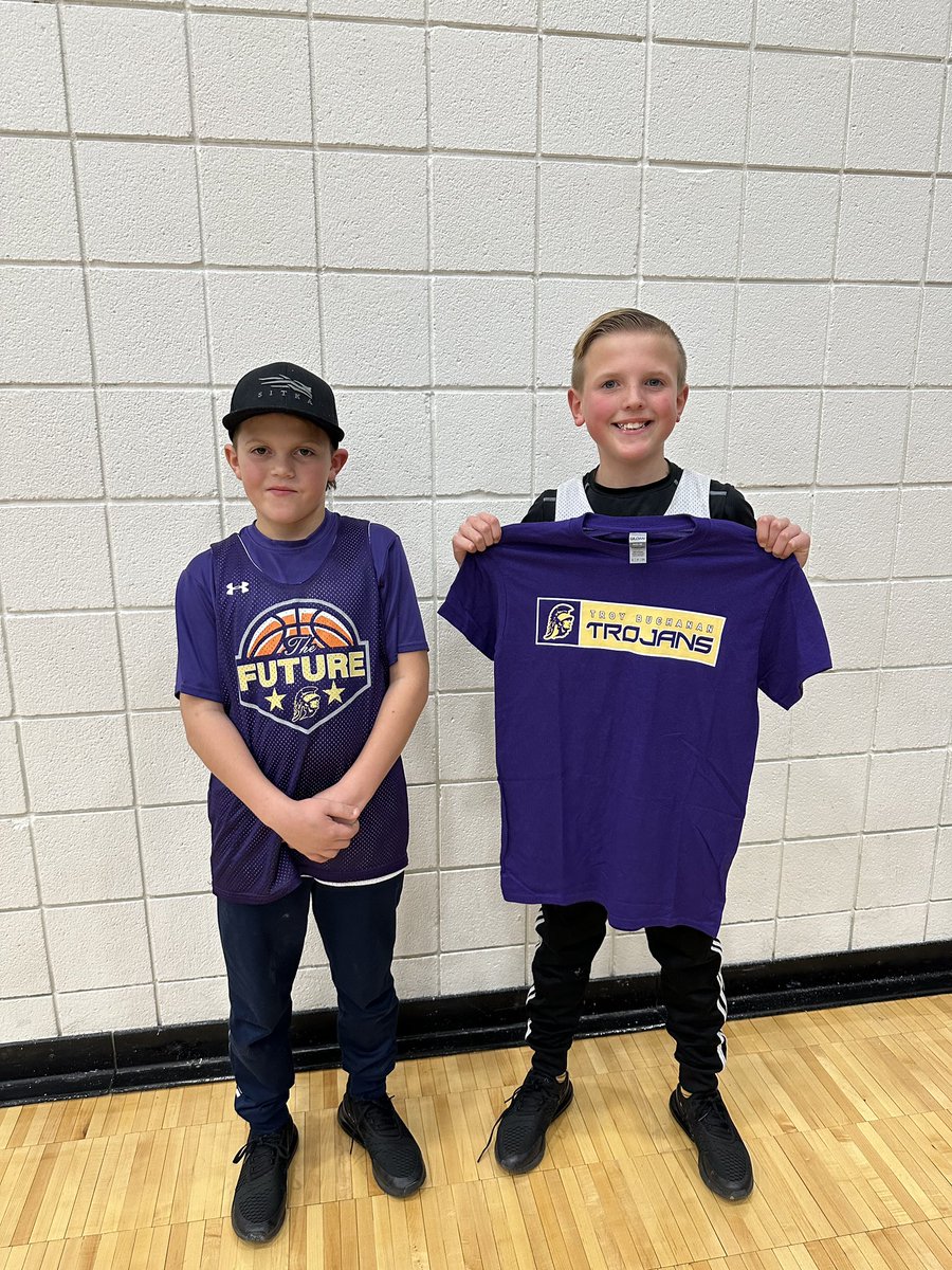 S/O to these two in our free throw contest tonight!! Congrats to our winner of the night, Oliver! 🏀 🏀