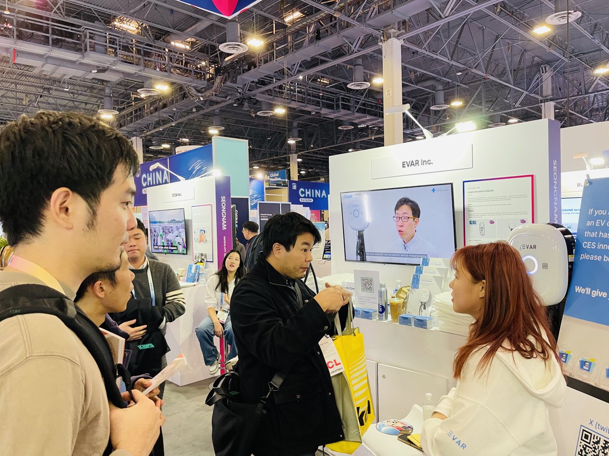 EvarPress's tweet photo. At CES 2024, Lee Ji-hye, in charge of EVAR's business in Japan, is eagerly responding to Japanese officials. Please look forward to EVAR's business performance in Japan. #CES #CES2024 #Japan #EVAR #evcharger #ev #evcharging https://t.co/kgDnQvc5Rx