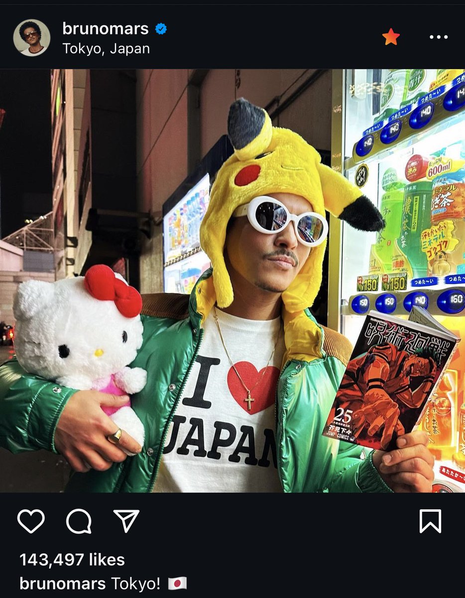 reneazodnem's tweet photo. BRUNO MARS HOLDING A JJK MANGA LMAOOO https://t.co/aqDYA5Cocs
