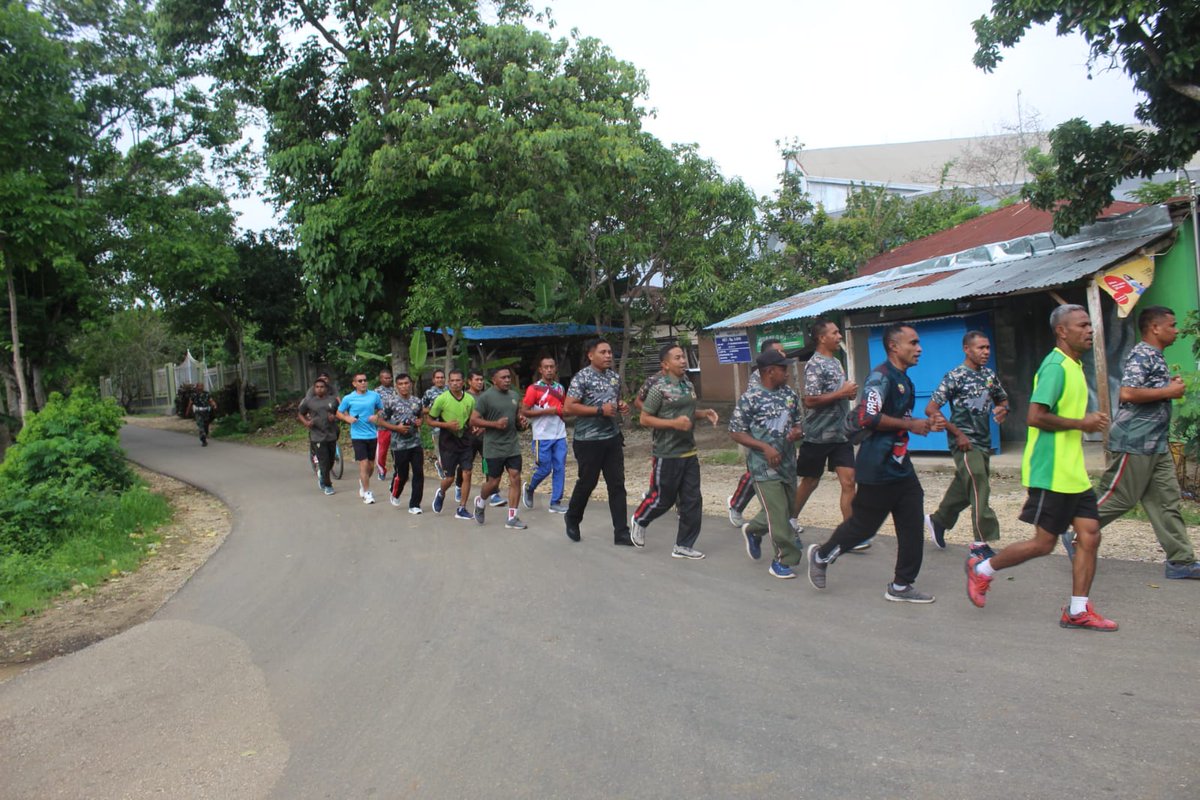purnayata34630's tweet image. Jaga kebugaran tubuh !!! Dandim 1621/TTS bersama anggota Laksanakan pembinaan fisik olahraga pagi

#pendim 1621/TTS