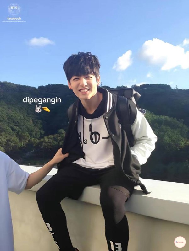 Xorberry's tweet photo. jungkook pernah foto sambil dipegangin wkwk ngakak banget 🤣🤣😭 bf! https://t.co/5bJCKKhENd