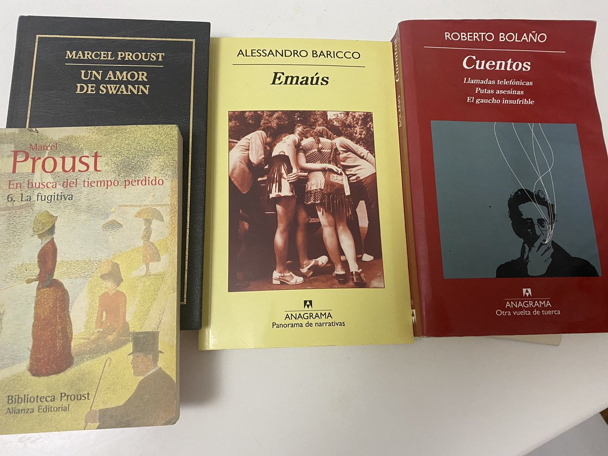 CatadeElia's tweet photo. Caminando por Arévalo y Paraguay, descubrí cerca de un contenedor varios libros en el suelo, mezclados con la basura. Seleccioné estos cuatro. Si algún vecino conoce la historia de cómo llegaron allí, por favor, compártanla, ¡me intriga mucho! https://t.co/w6lWxUdoH8